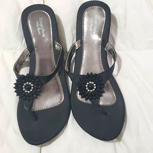 Simply Vera Vera Wang black flower sandals Size L 9/10.
